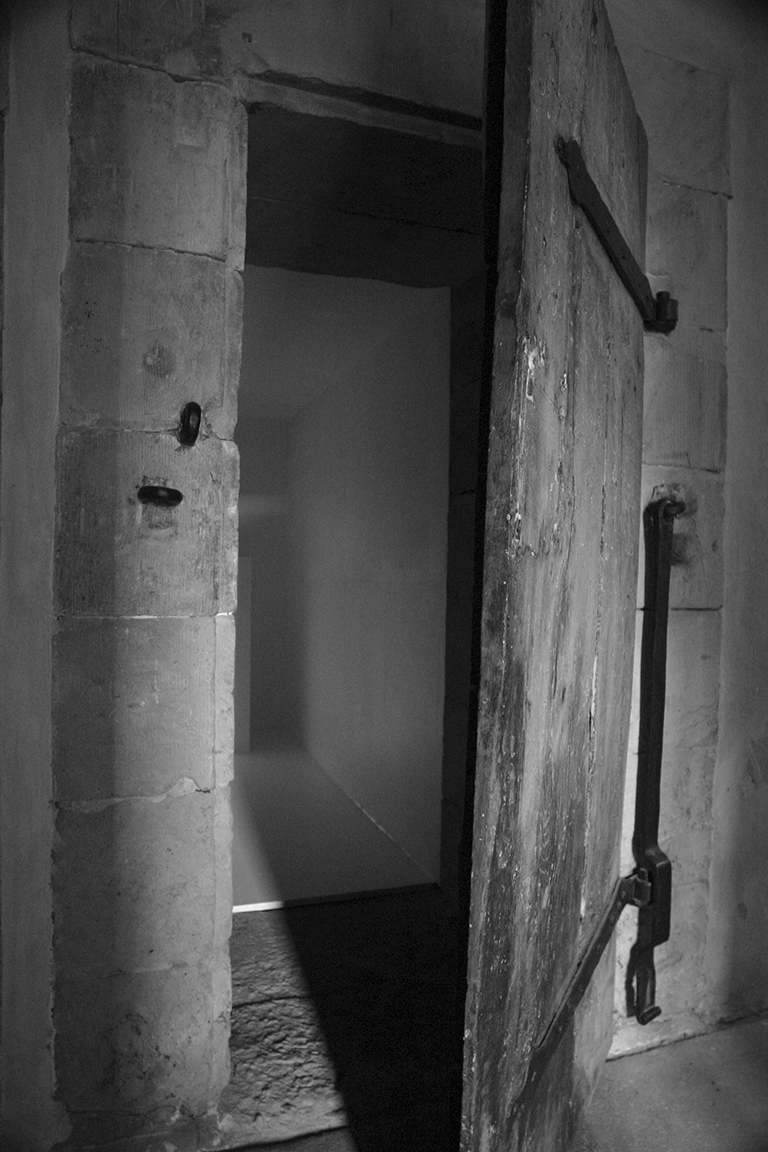 im kloster malgarten wird ein zweiter raum aus holz und farbe gebaut, der den ersten, die installation umschließenden raum, verschwinden läßt