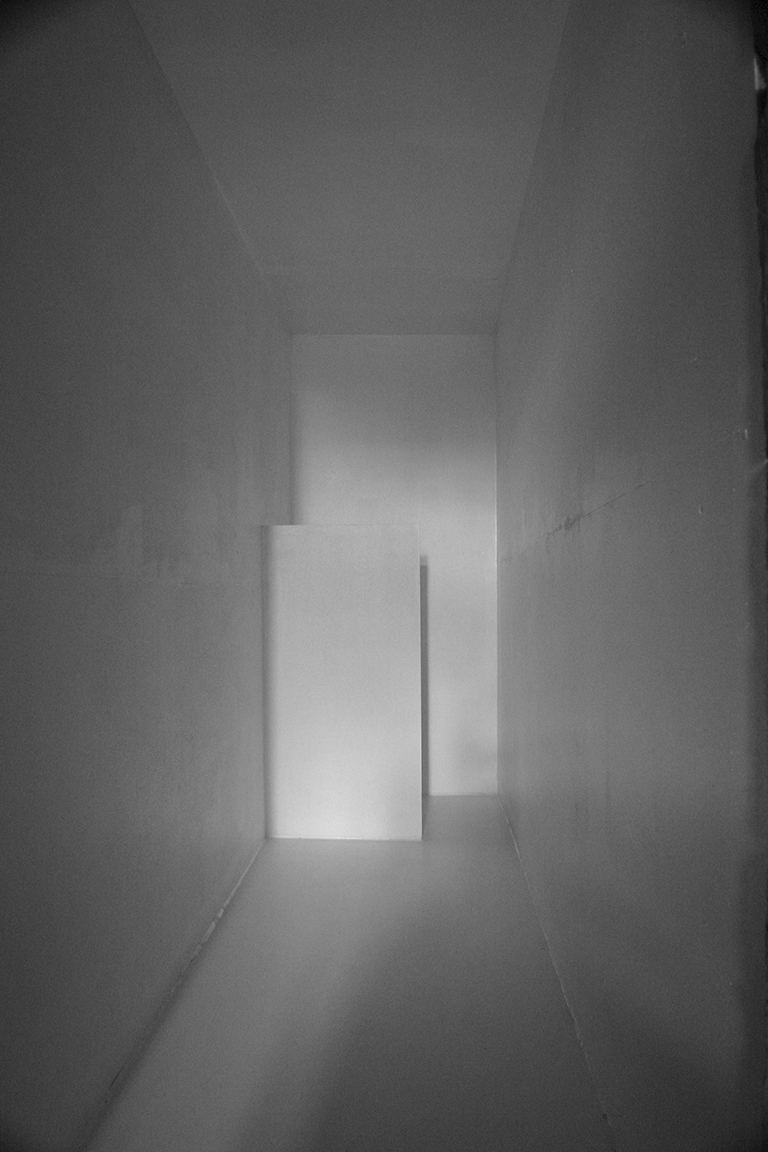 es geht um den puren raum. man wird sich bewußt, dass leere räume zu durchquerende distanzen darstellen. annäherung/gruppenausstellung/rauminstalation