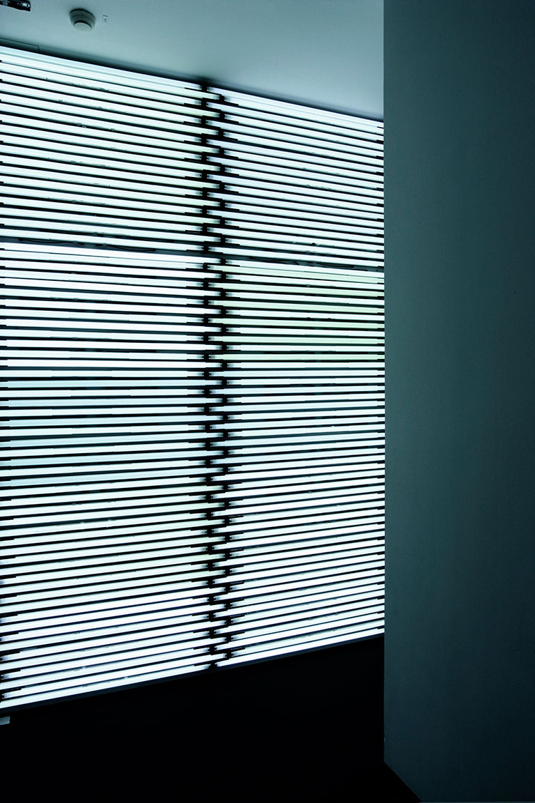 ansicht/fotographie von entwurf und umsetzung einer lichtinstallation bestehend aus 159 neonröhren. lichtzwang. lichtflutung. raumflutung. körperliche erfahrungen durch licht.
