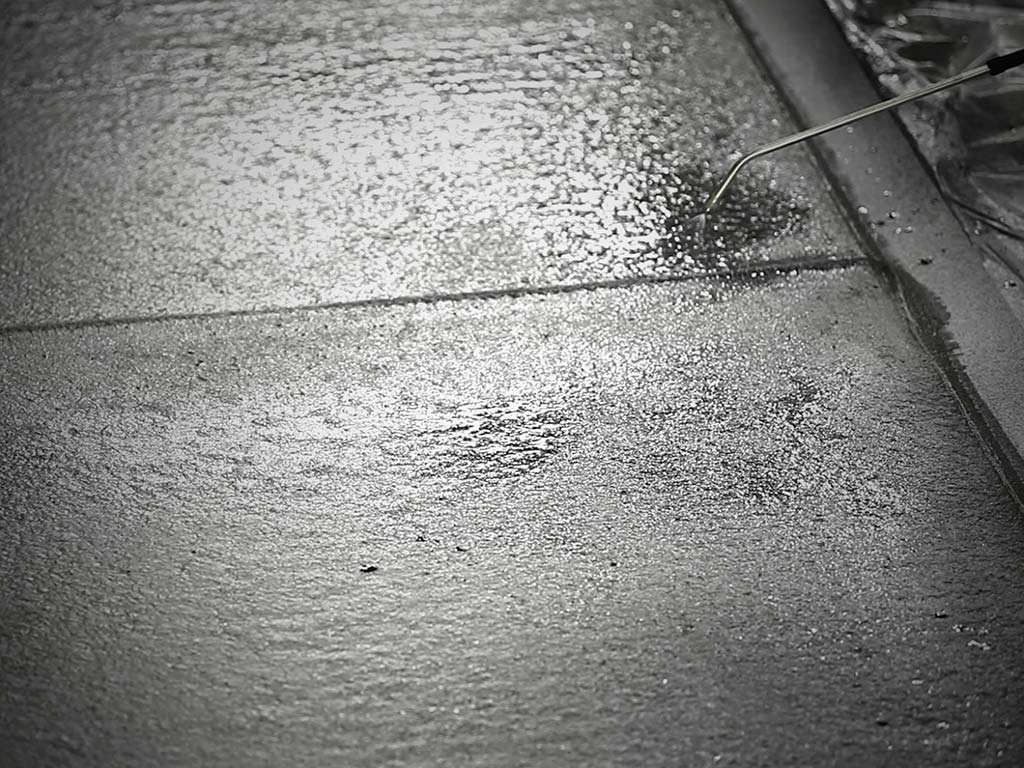 die die natürliche zufälligkeit der betonoberflächen bewahrt und eine anmutung des entstehungsprozesses offenbart